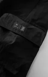 Bermuda cargo negra con bolsillos laterales con solapa y trabillas para cinturón.