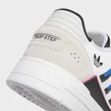 Championes Adidas Drop Step Low 2.0 de diseño urbano inspirado en el básquet, confeccionados con exterior de gamuza y material sintético en color blanco con detalles en negro, azul y rosa.