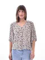 Blusa estampada de mangas cortas con cuello en V y botones frontales.