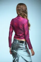 Polera de cuello alto y manga larga confeccionada en lycra estampada con diseño exclusivo de dragones en tonos cereza y fucsia.