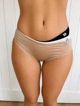 Pack de tres vedetinas de lycra en colores beige, blanco y negro. Presentan un diseño clásico con etiqueta de marca en el lateral y forro interior de algodón.