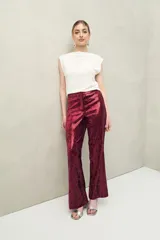 Pantalón ancho negro con acabado de lentejuelas.