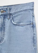 Jeans Matilda de tiro medio y diseño recto, confeccionados en 100% algodón denim. Cuenta con cinco bolsillos, trabillas para cinturón y cierre frontal con cremallera y botón metálico.