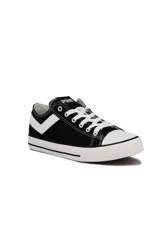 Championes deportivos Pony modelo GM 877 de lona negra, con detalles en blanco, pasadores blancos y suela de goma con puntera reforzada.