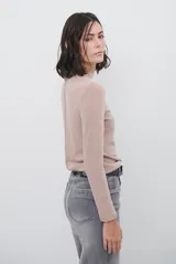 Polera de manga larga con cuello alto, confeccionada en tejido suave de viscosa con corte relajado y detalle de costura tipo collareta en la espalda.