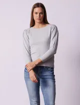 Buzo tejido en hilado fino color blanco, marca Vila Milano. Manga ¾ con pliegue en hombro.