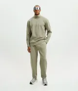Pantalón deportivo masculino de corte recto y leve ajuste afunilado, en color verde militar. Cuenta con cintura elástica ancha, bolsillos laterales y un bolsillo trasero embutido.