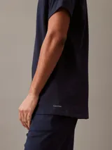 Conjunto de remera de manga corta y short, ambos de color azul marino.