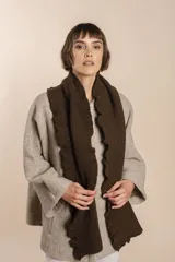 Bufanda tejida en punto fantasía con textura cuadriculada y bordes con efecto de volado. Confeccionada en lana fina sin teñir.