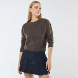 Sweater marrón de punto suave, corte crop top y mangas largas.