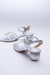 Sandalia dorada metalizada con tiras finas y taco bolita.