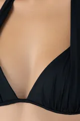 Top de bikini negro con diseño halter y tiras anchas que se anudan al cuello.