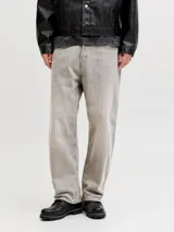 Jean baggy de tiro alto con calce holgado en toda la pierna. Diseño clásico de cinco bolsillos con lavado stonewash que le otorga un aspecto desgastado.