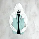 Campera con capucha blanca y turquesa con cierre frontal y bolsillos tipo canguro.