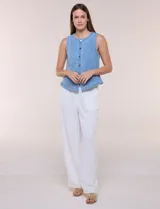 Chaleco de denim azul con silueta entallada, escote redondo cerrado, hilera de botones metálicos frontales y costuras anatómicas.