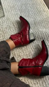 Bota texana de cuero color rojo, con caña corta, cierre lateral y taco cuadrado.