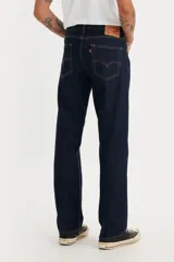 Jean Levi's 505 Regular Fit de hombre, color azul oscuro, de pierna recta, tiro alto y cierre de cremallera. Confeccionado en denim 100% algodón sin elasticidad y diseño de 5 bolsillos.