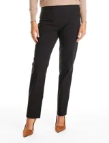 Pantalón de gabardina elastizada con pretina ancha elástica, bolsillos simulados en la parte delantera y bolsillos aplicados en la parte trasera.