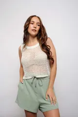 Musculosa de red negra con cuello redondo y sisas anchas.