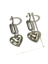 Aros colgantes de acero quirúrgico con diseño de eslabón alargado y dije de corazón en aleación con borde texturizado.
