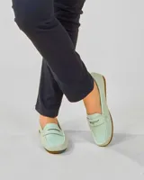 Mocasines color verde agua con detalle de antifaz y suela marrón.