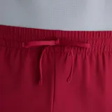 Short deportivo New Balance color bordó, con cintura elástica con cordón ajustable exterior, bolsillos laterales y logo reflectante en la pierna.