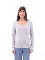 Remera básica de manga larga con escote en V, confeccionada en tejido de punto acanalado.