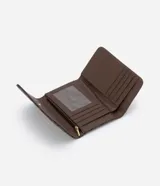 Monedero femenino con estampa de triángulos, marca Satinato, confeccionado en material sintético 100% poliuretano con forro 100% poliéster.