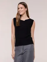 Musculosa de tejido de punto acanalado negro, de calce al cuerpo con escote bote y diseño sin mangas.