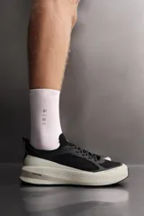 Zapatilla deportiva de correr para hombre, color beige, con parte superior de tejido de punto transpirable, refuerzos Shield Protect Max en puntera y talón, entresuela Spume Foam V2 y suela de goma.