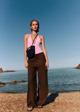 Pantalón de corte recto y tiro medio, confeccionado en una mezcla de lino y viscosa. Presenta cintura elástica con cordón ajustable, bolsillos laterales y diseño largo.