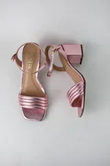 Sandalias de fiesta metalizadas color celeste, con taco cuadrado de 4 cm, tiras delanteras acolchadas y tira ajustable al tobillo con hebilla dorada.