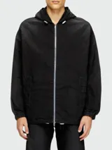 Campera Diesel modelo D-wynny Jogg, color negro, de corte holgado, con capucha y cierre frontal completo.