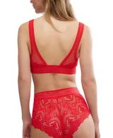 Bralette de encaje rojo con diseño de capas, escote redondo y detalles de malla fina. Presenta una banda elástica inferior para mayor soporte.