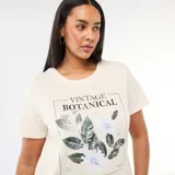 Camiseta de manga corta color beige con estampado botánico y la inscripción "Vintage Botanical" en el frente.