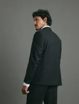 Traje de corte slim fit compuesto por saco de dos botones y pantalón de vestir a juego. Presenta una silueta entallada y moderna.