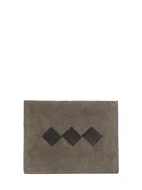 Tarjetero de gamuza gris claro con detalles decorativos de rombos en cuero marrón oscuro en la parte frontal y diseño plano con ranuras para tarjetas.