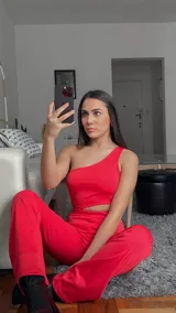 Mono largo de color rojo, con un solo hombro y abertura en la cintura.