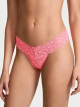 Tanga de encaje color rosado chicle, de tiro bajo con bordes festoneados y diseño sin cobertura en la espalda.