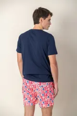 Remera azul marino de algodón con cuello redondo, manga corta, bolsillo en el pecho y logo bordado de un pájaro. Corte clásico.