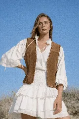 Chaleco de cuero negro con diseño artesanal, caracterizado por sus bordes rematados con tientos pasados a mano en todo su contorno.