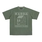 Remera verde militar de corte oversize con estampa frontal de una casa con forma de calavera y el texto "KABOA INDUSTRIES".