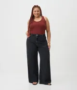 Pantalón de jean wide leg color negro con lavado marmolado, tiro alto, diseño de pierna amplia y bolsillos estilo five pockets.
