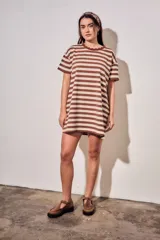 Vestido midi de manga corta con diseño a rayas horizontales en tonos marrones y beige, cuello redondo con detalle ondulado y corte recto.