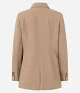 Blazer color camel de poliéster y viscosa, corte sastre comfort, con solapa en el cuello, abotonado delantero, solapas delanteras que simulan bolsillos y puntadas de costuras discretas coloridas.