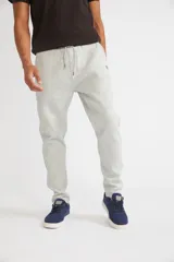 Pantalón deportivo de invierno con frisa, color negro, de corte regular. Cuenta con cintura elástica con cordón ajustable, bolsillos laterales y logo estampado en la pierna izquierda.