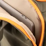 Mochila matera verde militar marca Extra Large, con detalles en naranja y un parche circular frontal con el logo de la marca. Cuenta con doble asa fija superior, cierre de doble deslizador y correas ajustables.