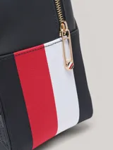 Mochila Tommy Hilfiger de diseño minimalista, confeccionada en poliuretano color azul marino. Presenta un logo monograma TH metalizado en la parte frontal, asa superior y cierre con cremallera.