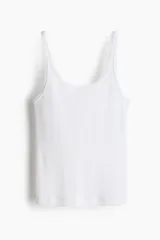Musculosa blanca de punto acanalado, con escote en U pronunciado tanto en el frente como en la espalda y tirantes finos.