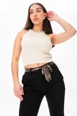 Musculosa beige de viscosa con cuello halter y detalle de strass.